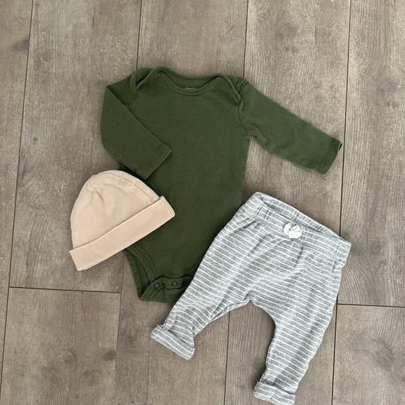 Carter’s 0-3 Month Baby Boy 3 piece matching outfit set
Pants bodysuit & hat - Picture 2 of 12